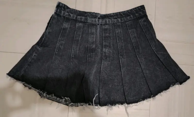 Falda corta de mezclilla negra estilo desgastada - 1