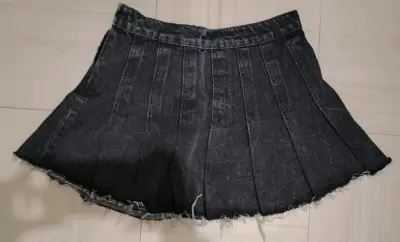 Falda corta de mezclilla negra estilo desgastada - miniatura 1
