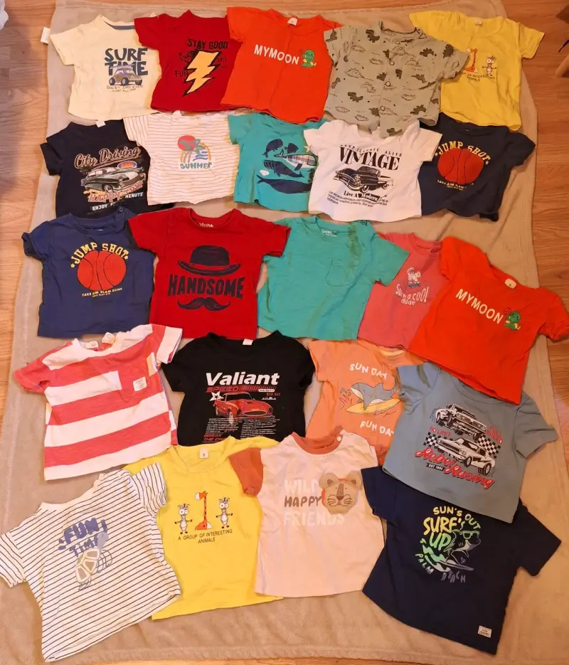 Lote de poleras infantiles con estampados variados