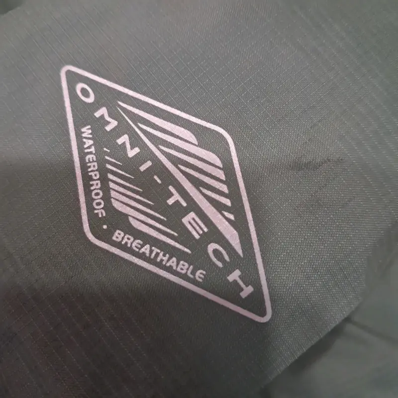 Chaqueta impermeable Columbia verde con capucha - 6