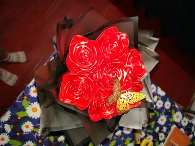 Ramo de rosas eternas con una mariposa - miniatura 1