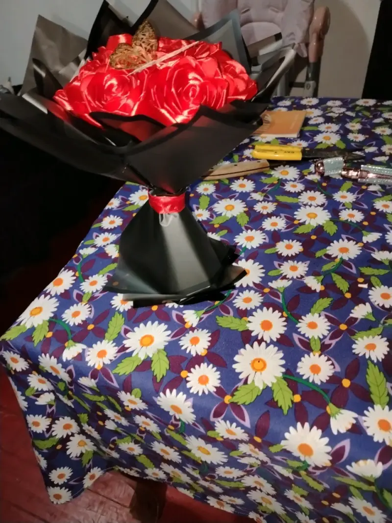 Ramo de rosas eternas con una mariposa - 2