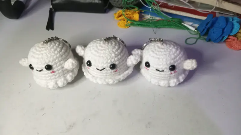 Llavero amigurumi fantasma tejido a mano