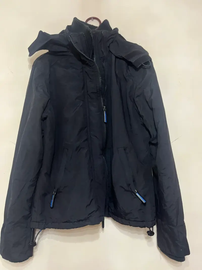 Chaqueta negra impermeable con capucha - 1