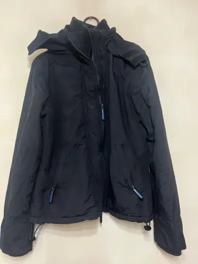 Chaqueta negra impermeable con capucha - miniatura 1