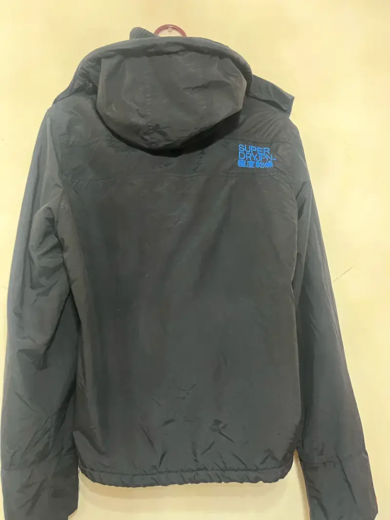 Chaqueta negra impermeable con capucha - 2