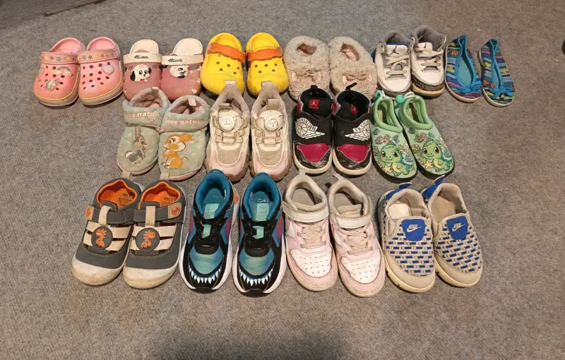 Lote de zapatillas y calzado infantil variado