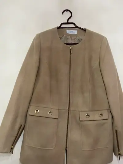 Abrigo beige con cierre y bolsillos - miniatura 1