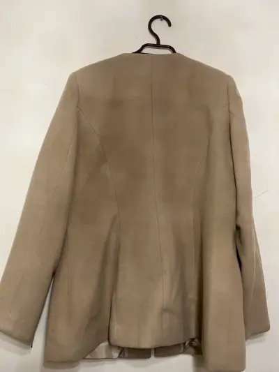 Abrigo beige con cierre y bolsillos - miniatura 2