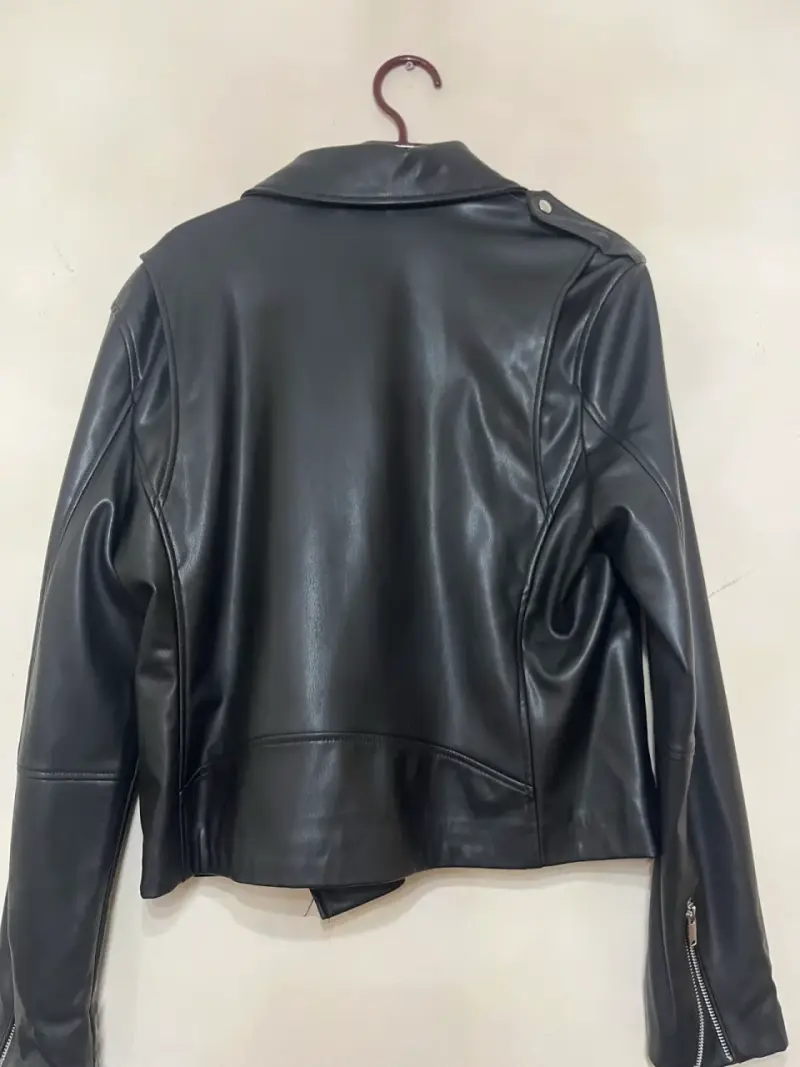 Chaqueta de cuero negra estilo biker - 2