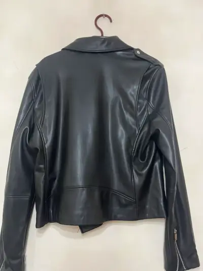 Chaqueta de cuero negra estilo biker - miniatura 2