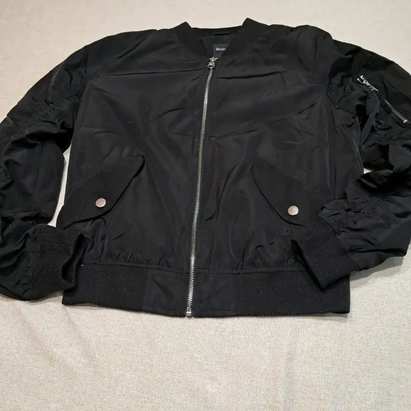 Chaqueta bomber negra Bershka mujer - 1