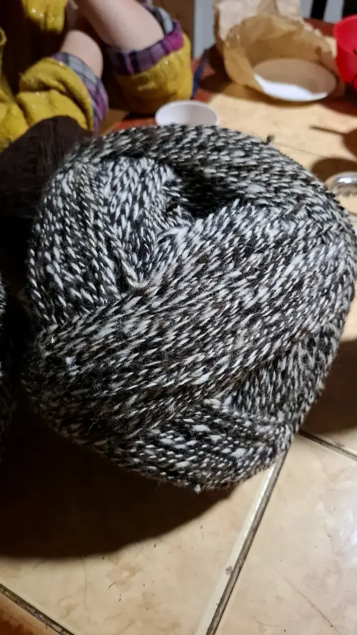 Ovillo de lana gris y blanco para tejer - 1
