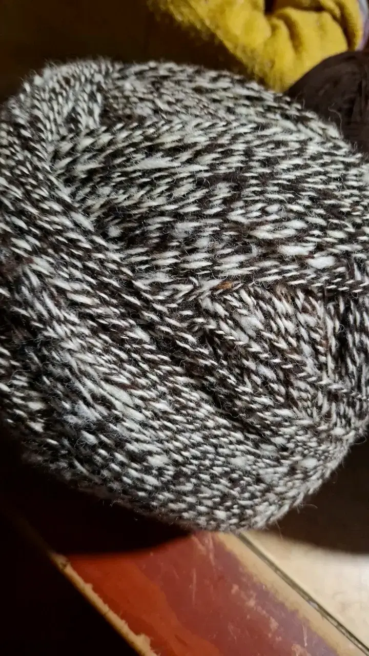 Ovillo de lana gris y blanco para tejer - 2