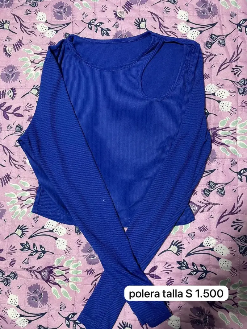 Polera azul con diseño asimétrico