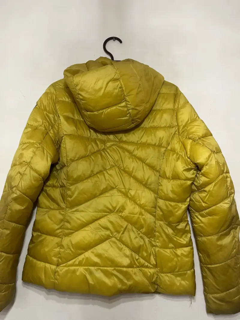 Chaqueta acolchada amarilla con capucha - 2