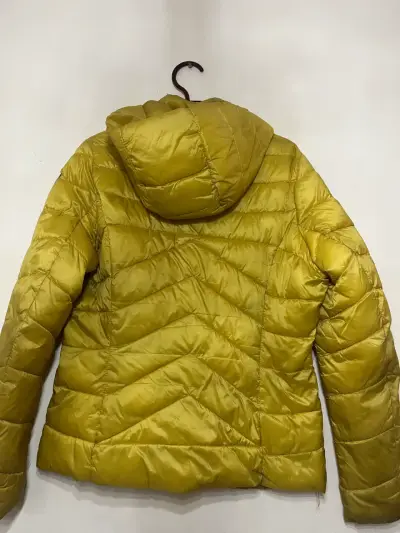 Chaqueta acolchada amarilla con capucha - miniatura 2