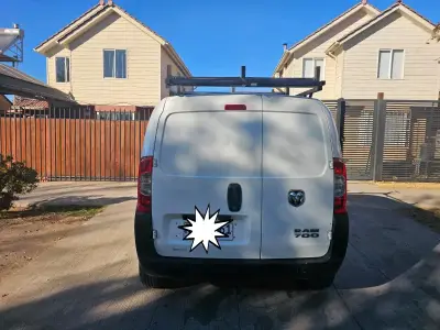 Camioneta RAM 700 blanca en buen estado - miniatura 1