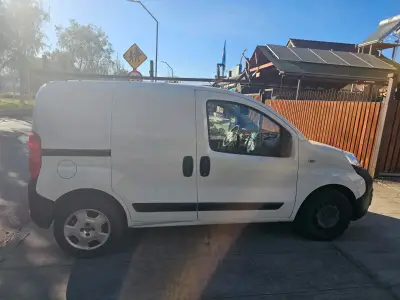 Camioneta RAM 700 blanca en buen estado - miniatura 2