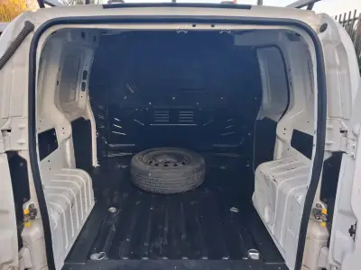 Camioneta RAM 700 blanca en buen estado - miniatura 3