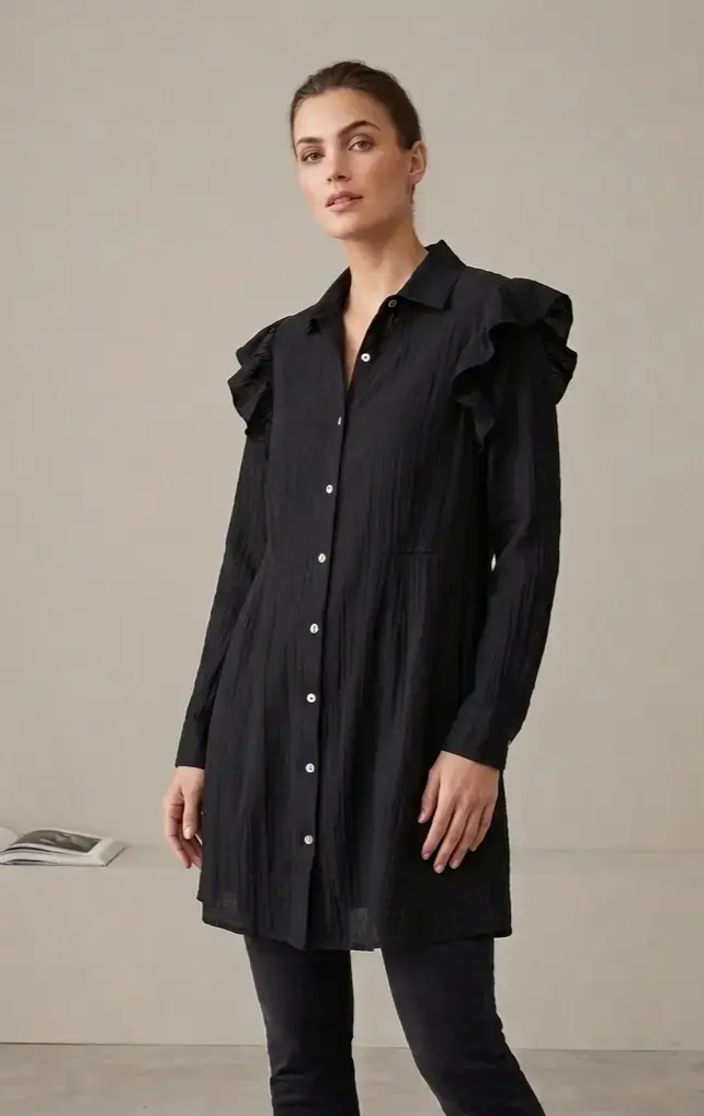Vestido camisero negro con vuelos. Talla L