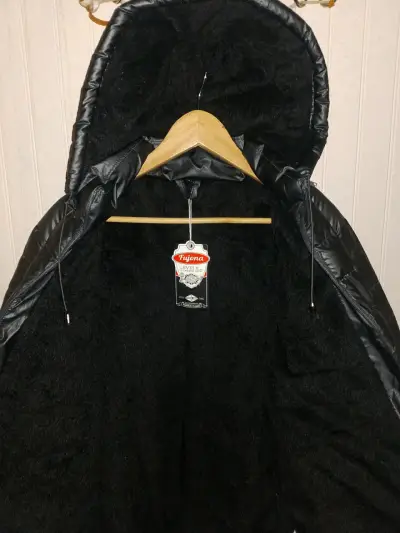 Chaqueta acolchada negra con capucha Fujona. - miniatura 2