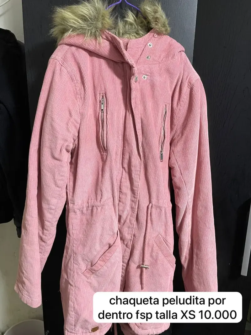 Chaqueta rosada con capucha y forro peludo