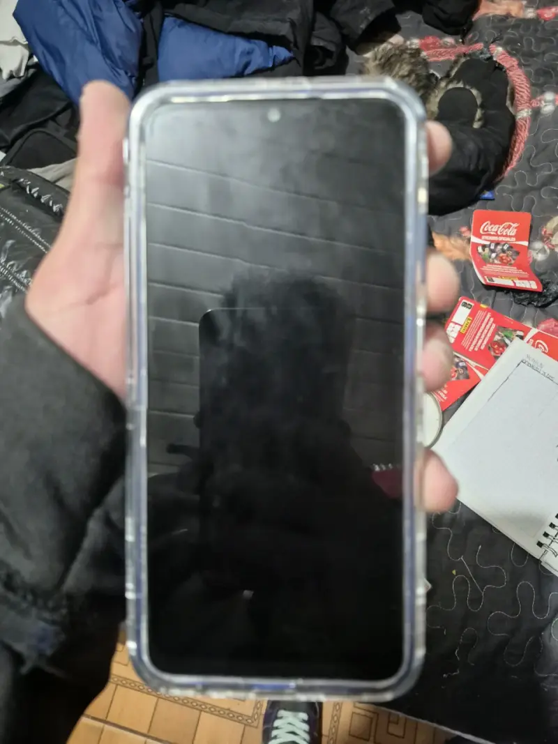 Smartphone con funda transparente - 1