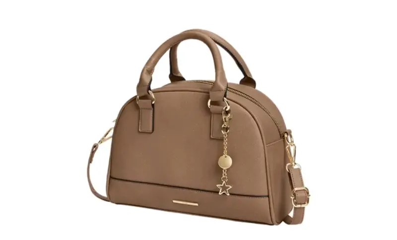 Bolso de mano marrón con colgante estrella