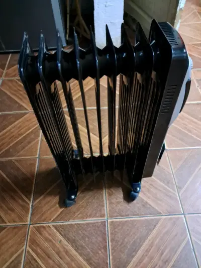 Calefactor eléctrico de aceite negro portátil - miniatura 1