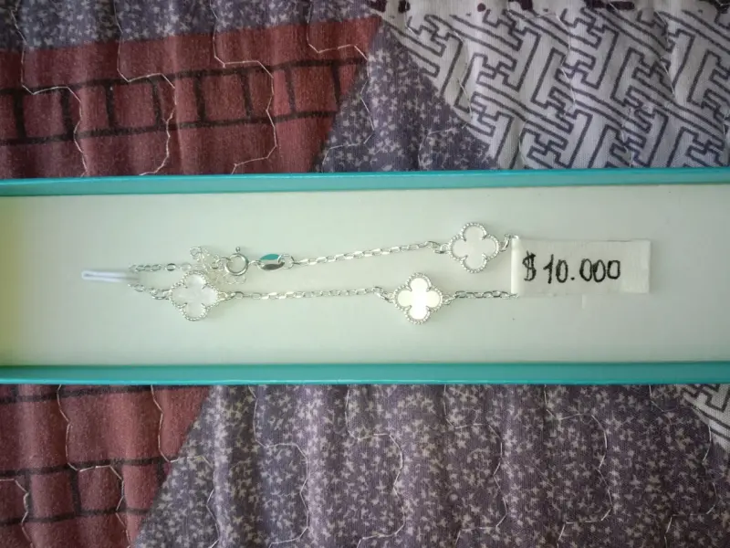 Pulsera de plata con tréboles de cuatro hojas