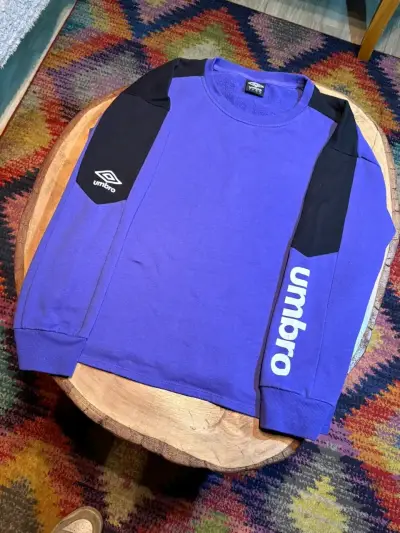 Polerón Umbro morado y negro unisex - miniatura 1