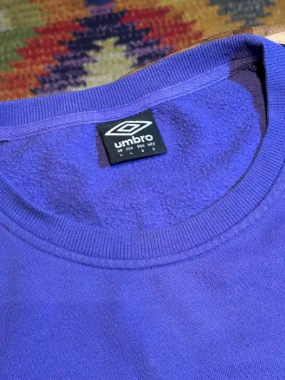 Polerón Umbro morado y negro unisex - miniatura 2