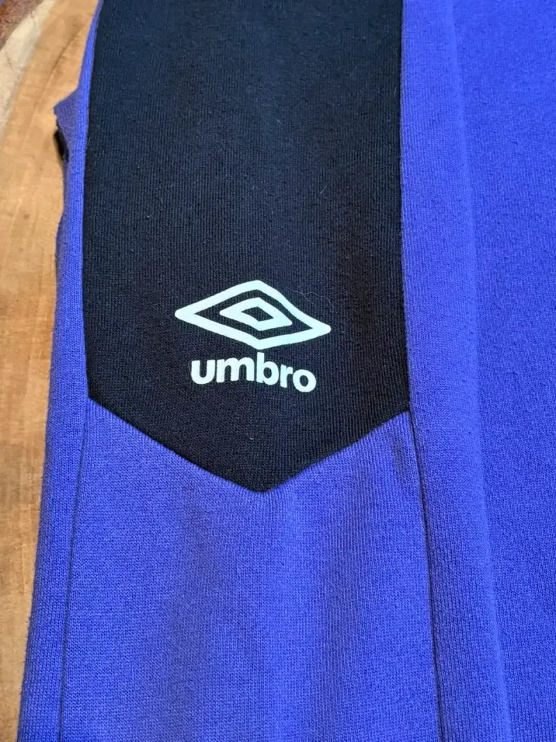 Polerón Umbro morado y negro unisex - 3