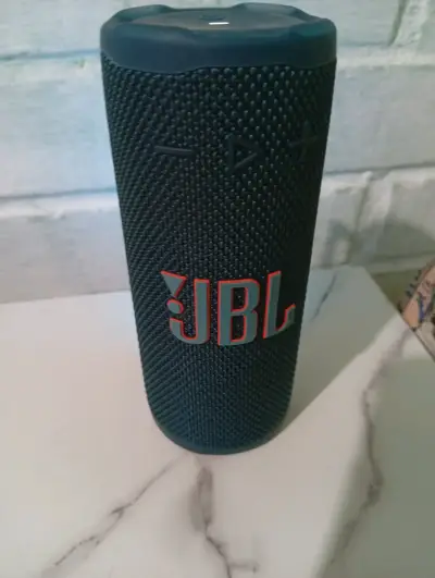 Parlante portátil JBL resistente al agua - miniatura 1