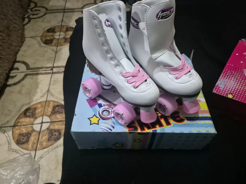 Patines de cuatro ruedas blancos con rosa - 1