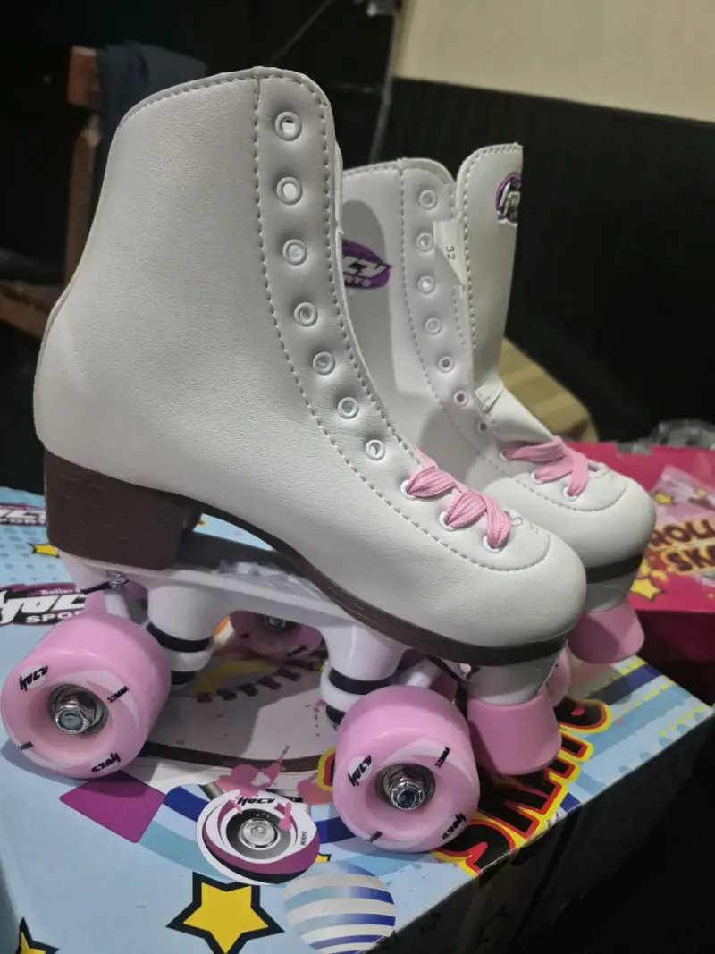 Patines de cuatro ruedas blancos con rosa - 2