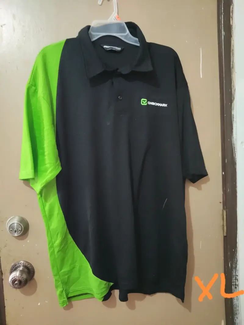 Polera polo Checkmark negra y verde