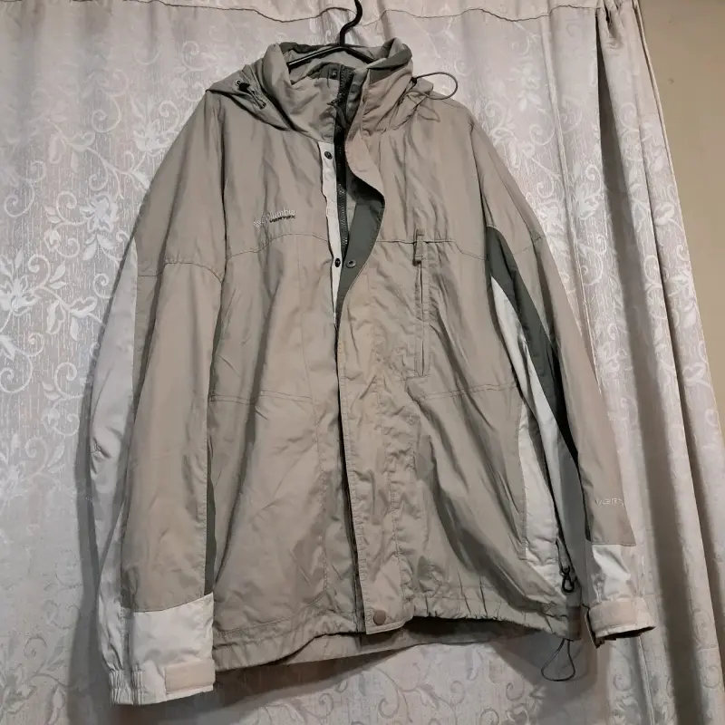 Chaqueta impermeable Columbia beige con capucha