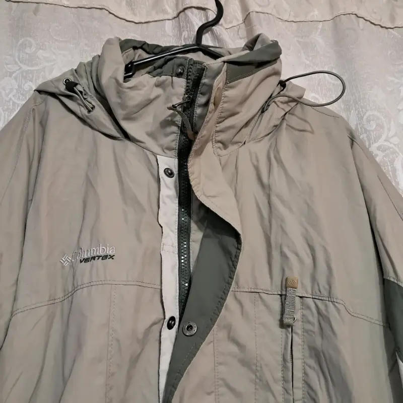 Chaqueta impermeable Columbia beige con capucha - 2