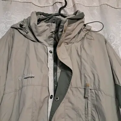 Chaqueta impermeable Columbia beige con capucha - miniatura 2