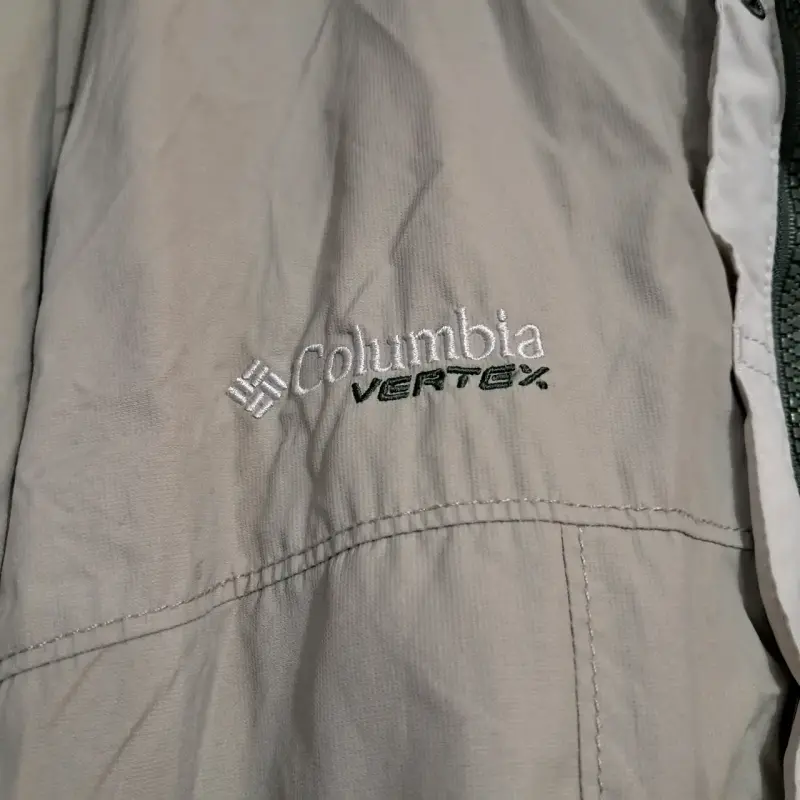 Chaqueta impermeable Columbia beige con capucha - 3