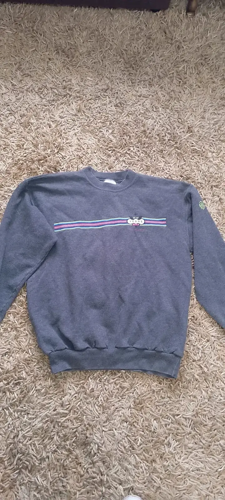 Polerón gris con diseño Vegas