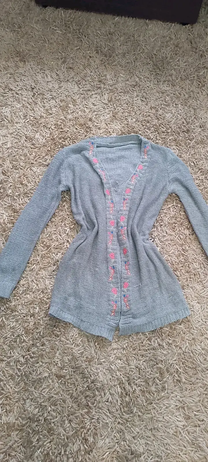 Cardigan gris con bordado floral
