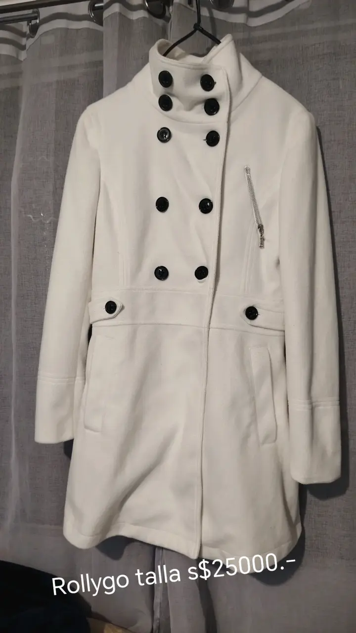 Abrigo blanco Rollygo con botones