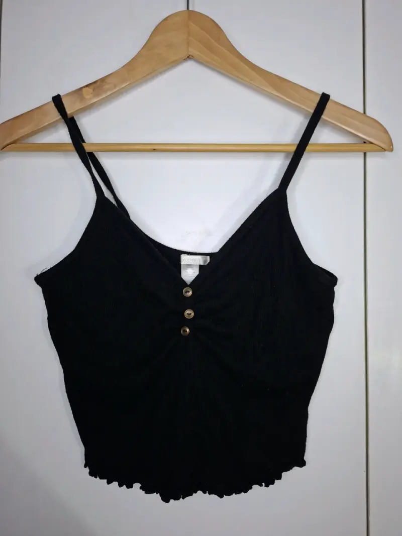 Top negro con tirantes y botones decorativos