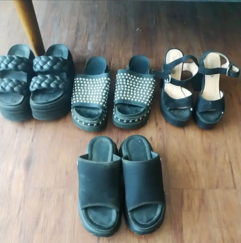 Lote de sandalias y tacones negros