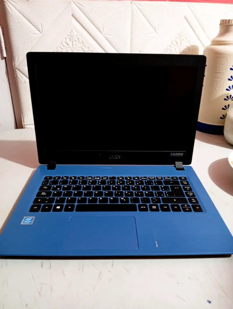 Notebook Acer azul con pantalla HD - 1