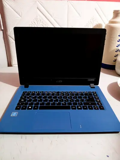 Notebook Acer azul con pantalla HD - miniatura 1