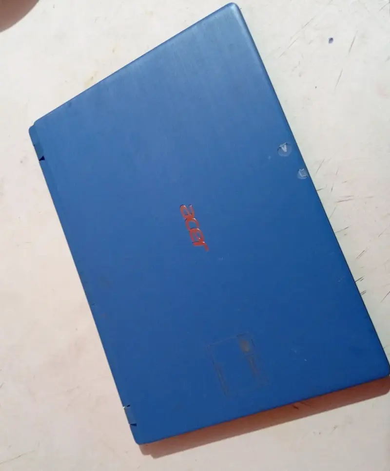 Notebook Acer azul con pantalla HD - 3